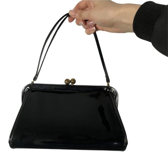 𝅺VINTAGE 60s Vinyl Black Shiny Purse Bag Mod Classic - Picture 1 of 13